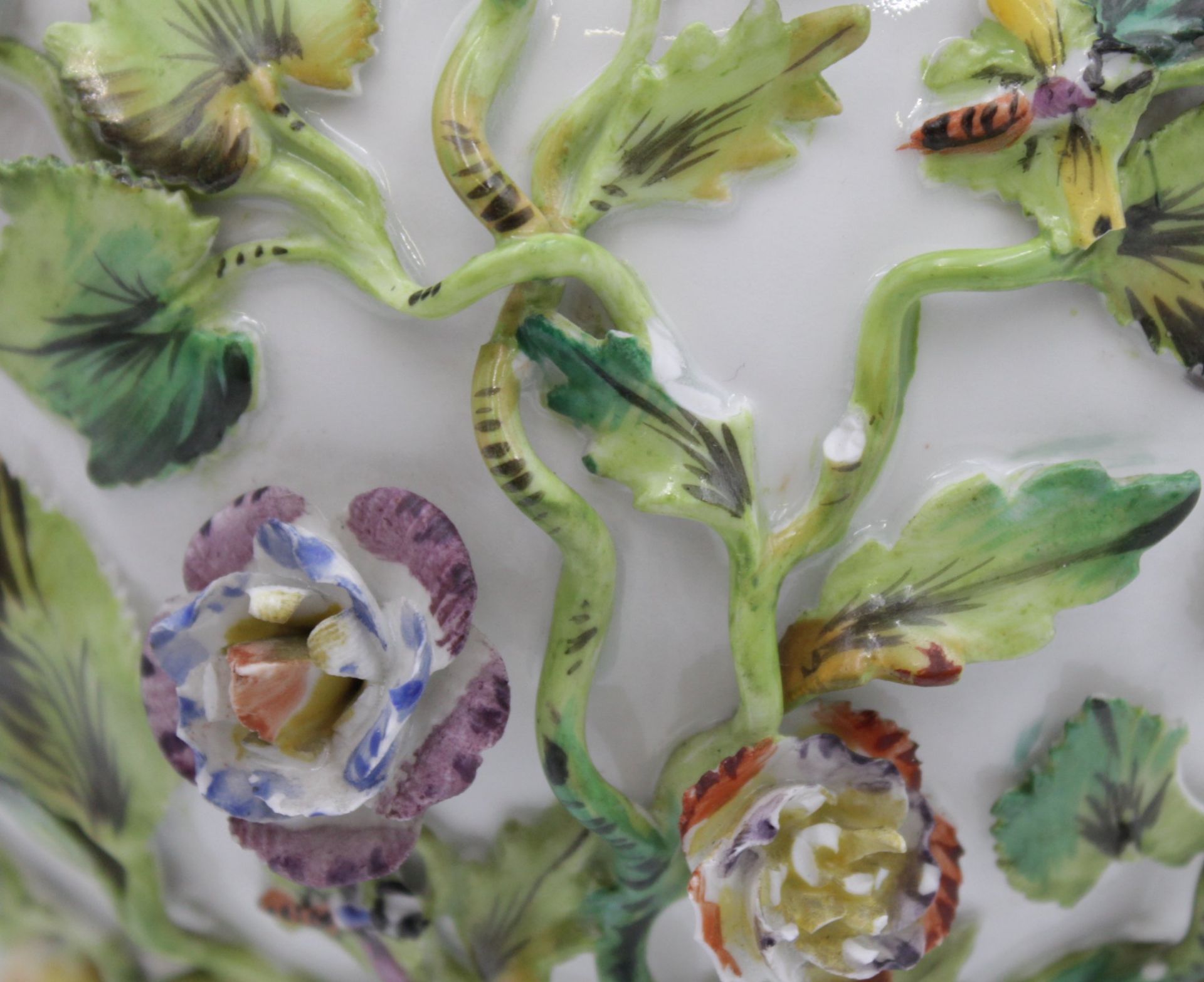 schöne Vase mit aufgesetzten Blüten und Früchten, Watteau-Szene, gemarkt, Blüten teilw. bestossen, - Image 4 of 7