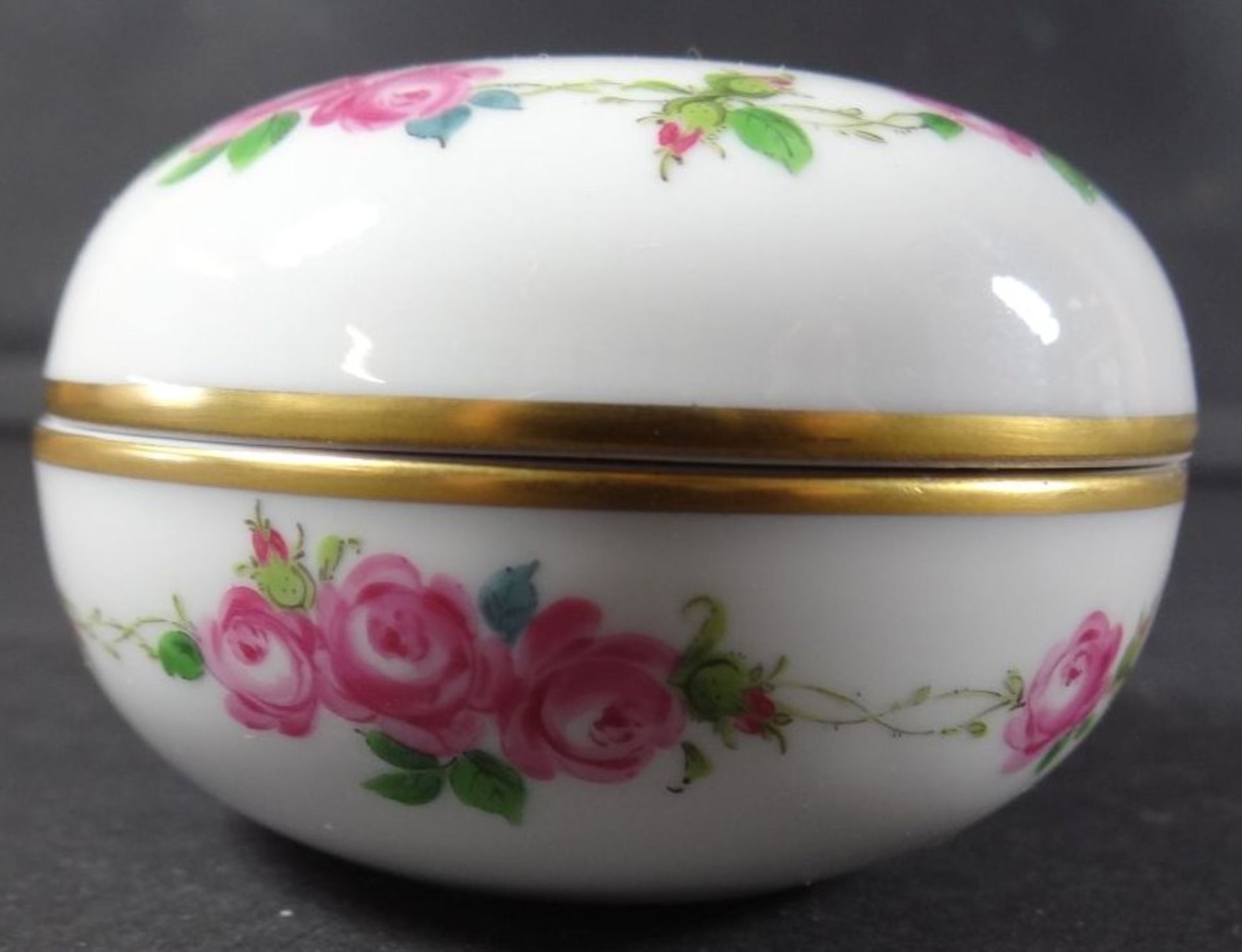 Deckeldose "Meissen" Rote Rosen, Schwerter durchschliffen, H-5 cm, D-7,5 cm