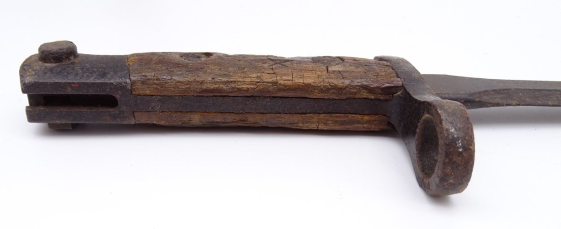 Altes Bajonett mit Holzgriff, L. 56, starke Altersspuren - Bild 5 aus 6