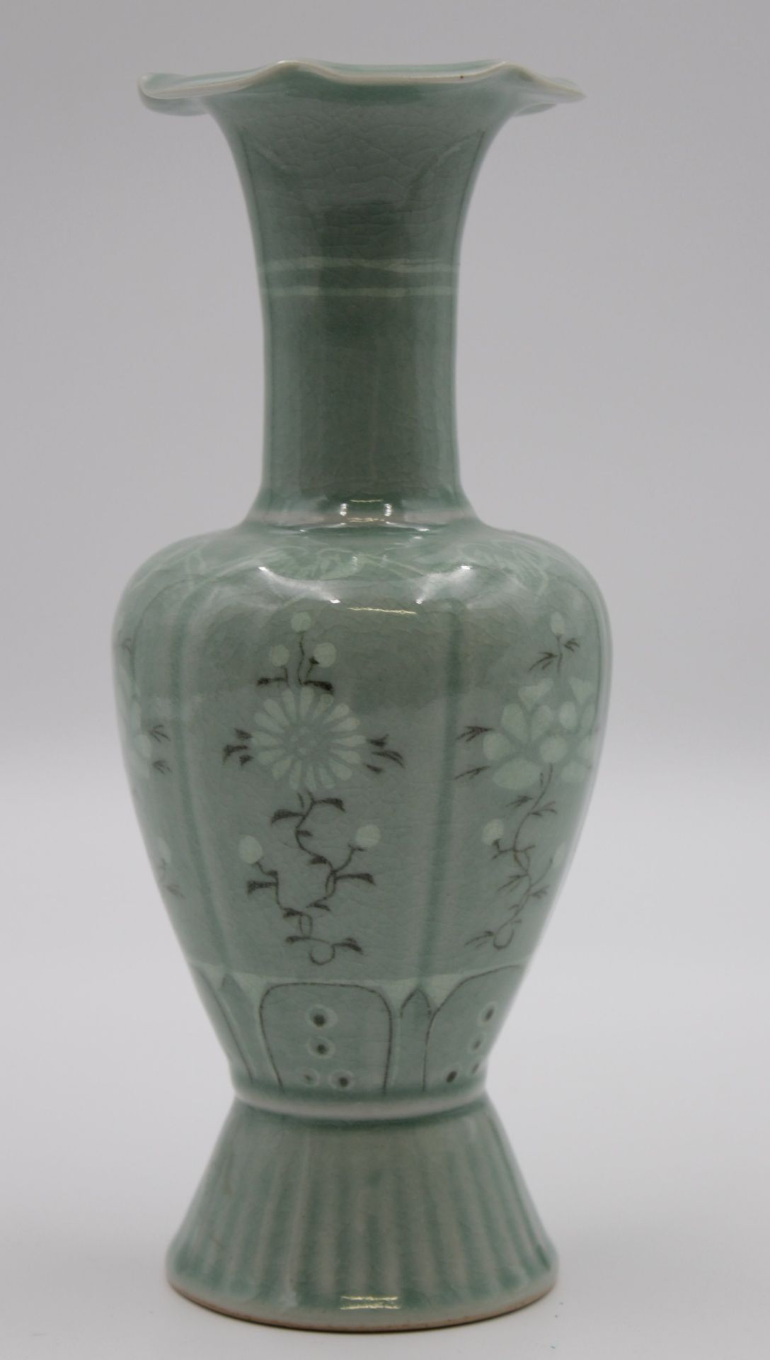 Vase, wohl Korea, gemarkt, florales Dekor, H-21,5cm.