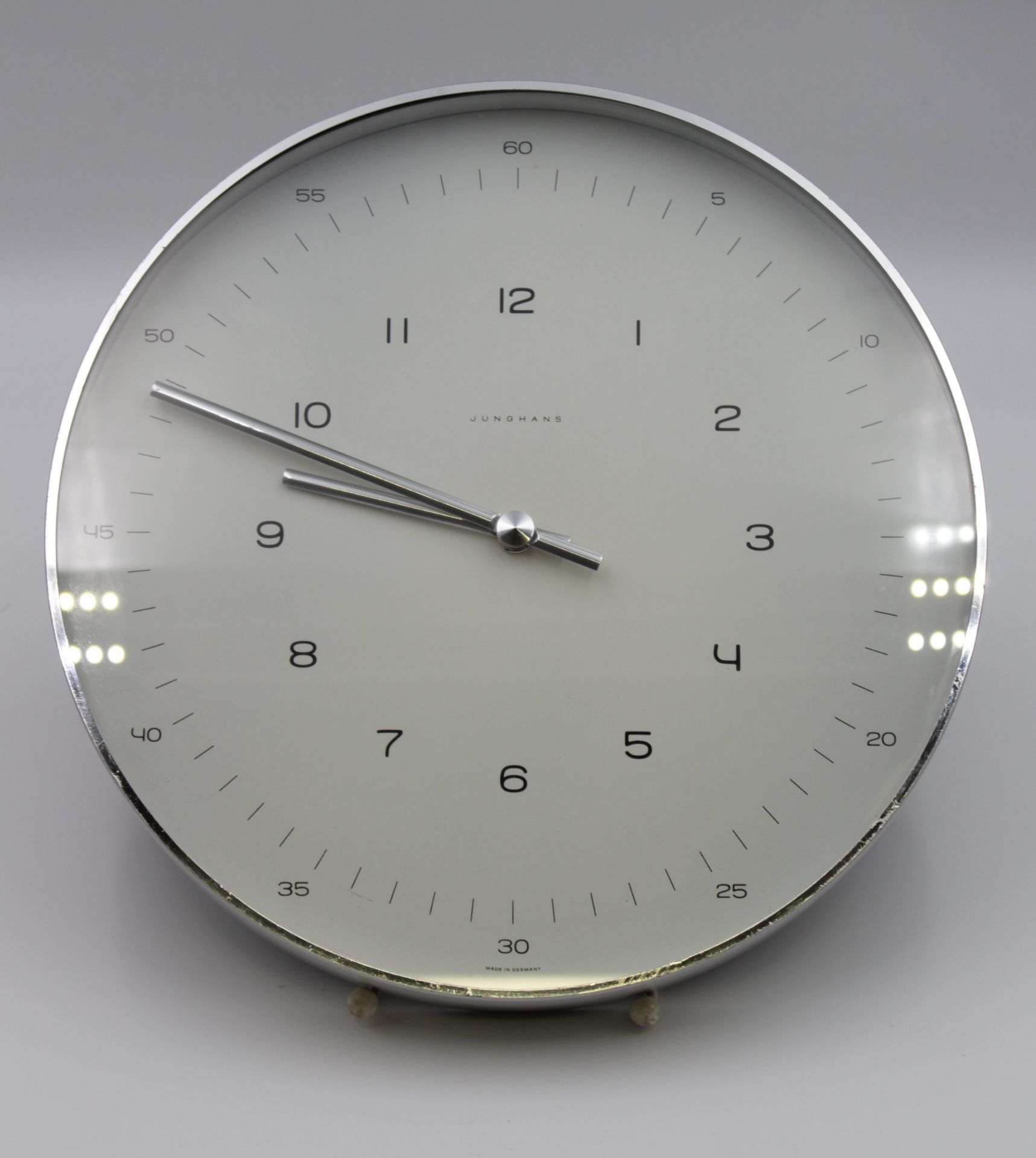 runde Wanduhr, Junghans, Entw. Max Bill, Batteriewerk läuft, Uhr mit Gebrauchsspuren, D-30cm.