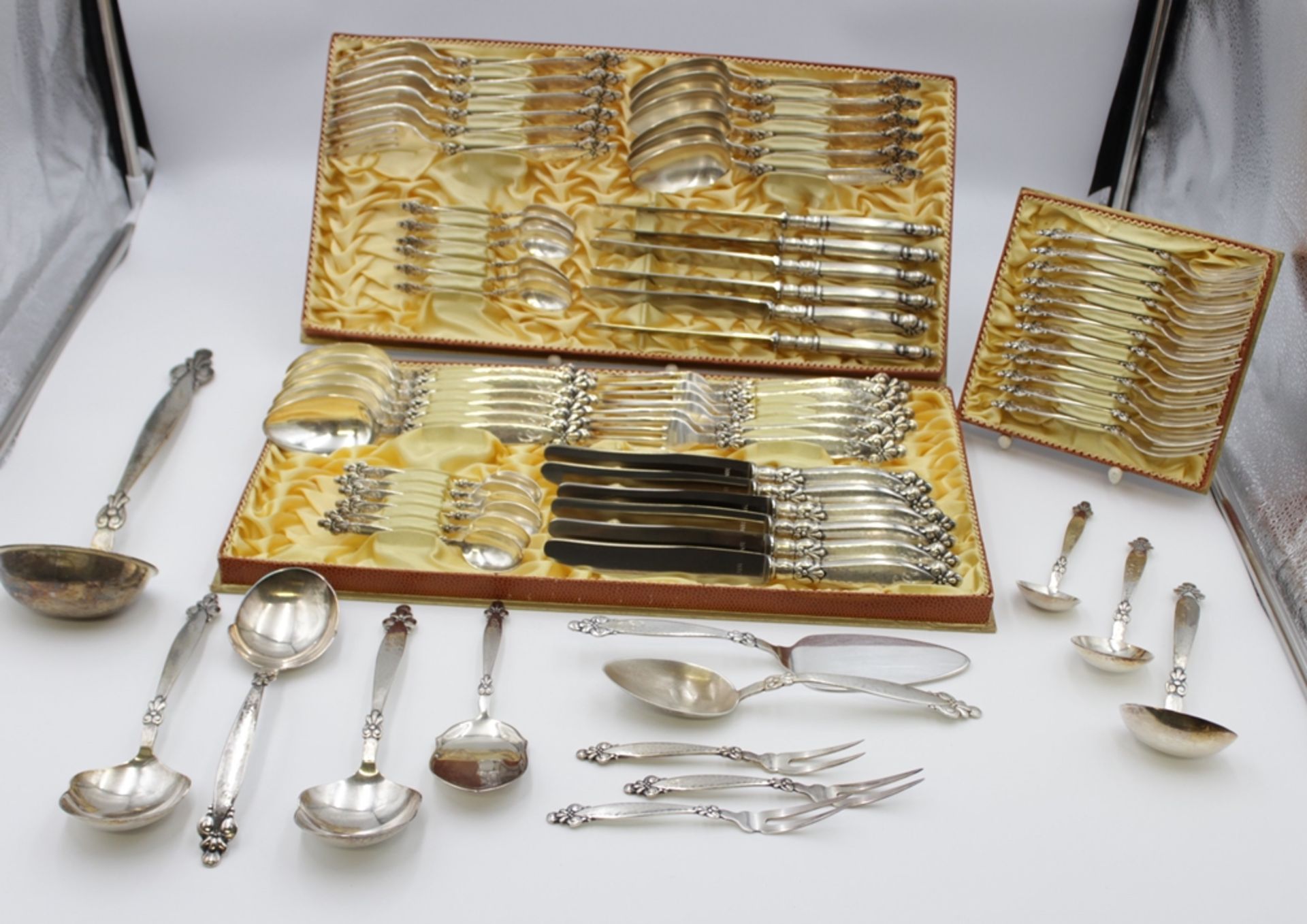 umfangreiches Besteck, 800er Silber, Wilkens, je mit Ziermonogramm, einige mit Widmungsgravur, 73 T