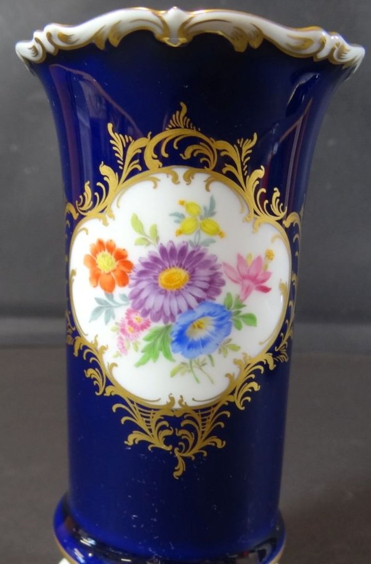 kl. Orunkvase "Meissen" Kobalt mit Blumenbouquet, H-14 cm, D-7 cm, am Stand kl. Klebestelle, 1.Wahl - Bild 2 aus 6