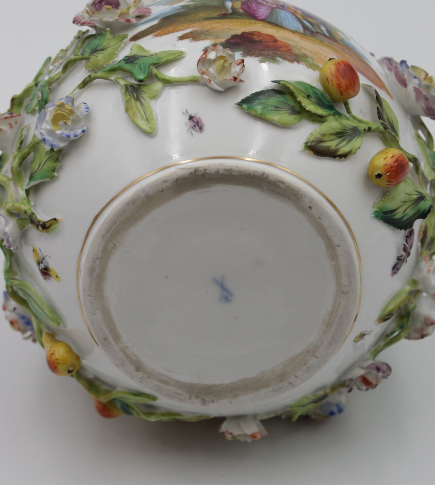 schöne Vase mit aufgesetzten Blüten und Früchten, Watteau-Szene, gemarkt, Blüten teilw. bestossen, - Image 6 of 7