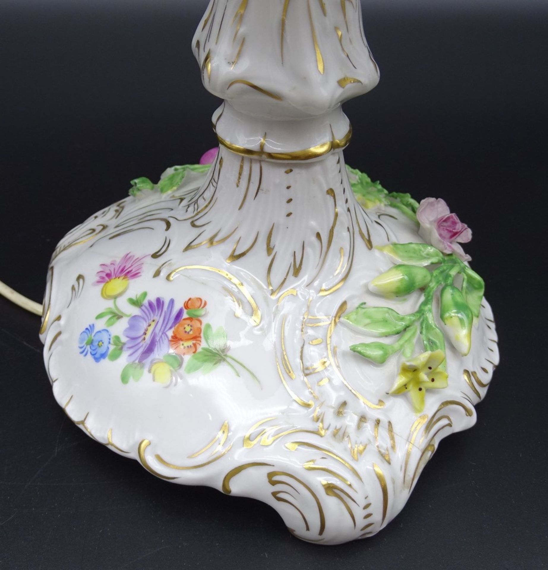 Porzellan-Tischlampe "Dresden-Potschapel", aufgesetzte Blüten, Stand mit feinem Altriss, H-43 cm - Bild 4 aus 8