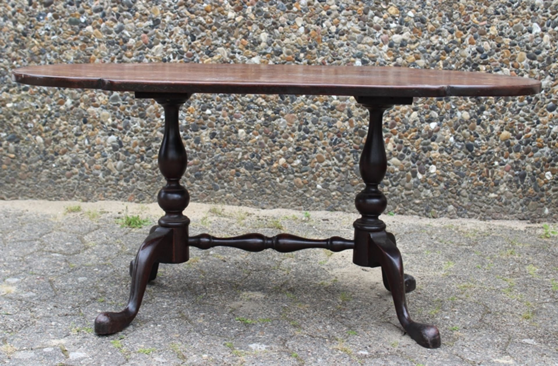 ovaler Tisch um 1900, Alters-u. Gebrauchsspuren, 1x Leimstelle gelöst, H-51cm B-108cm T-54,5cm. - Bild 2 aus 6