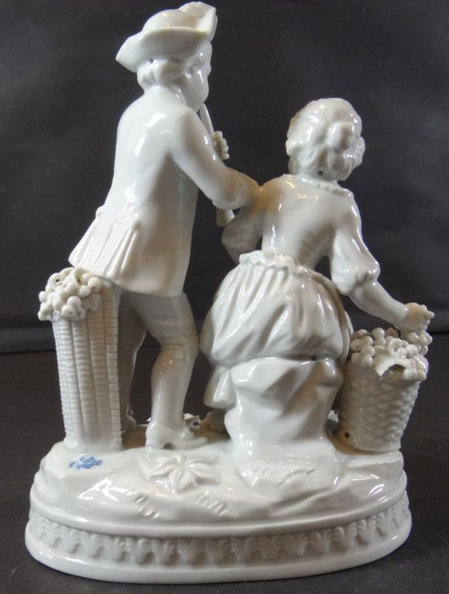 Junges Paar mit Flöte und Traubenkorb "Dresden"Potschappel, weiss, H-17 cm, B-14 cm - Bild 3 aus 5