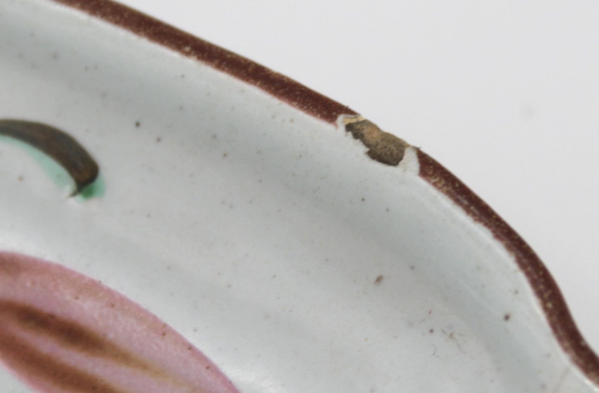Majolioka-Teller, wohl Frankreich 19. Jhd., Rosenbemalung, Altersspuren, D-24,5cm. - Bild 6 aus 6