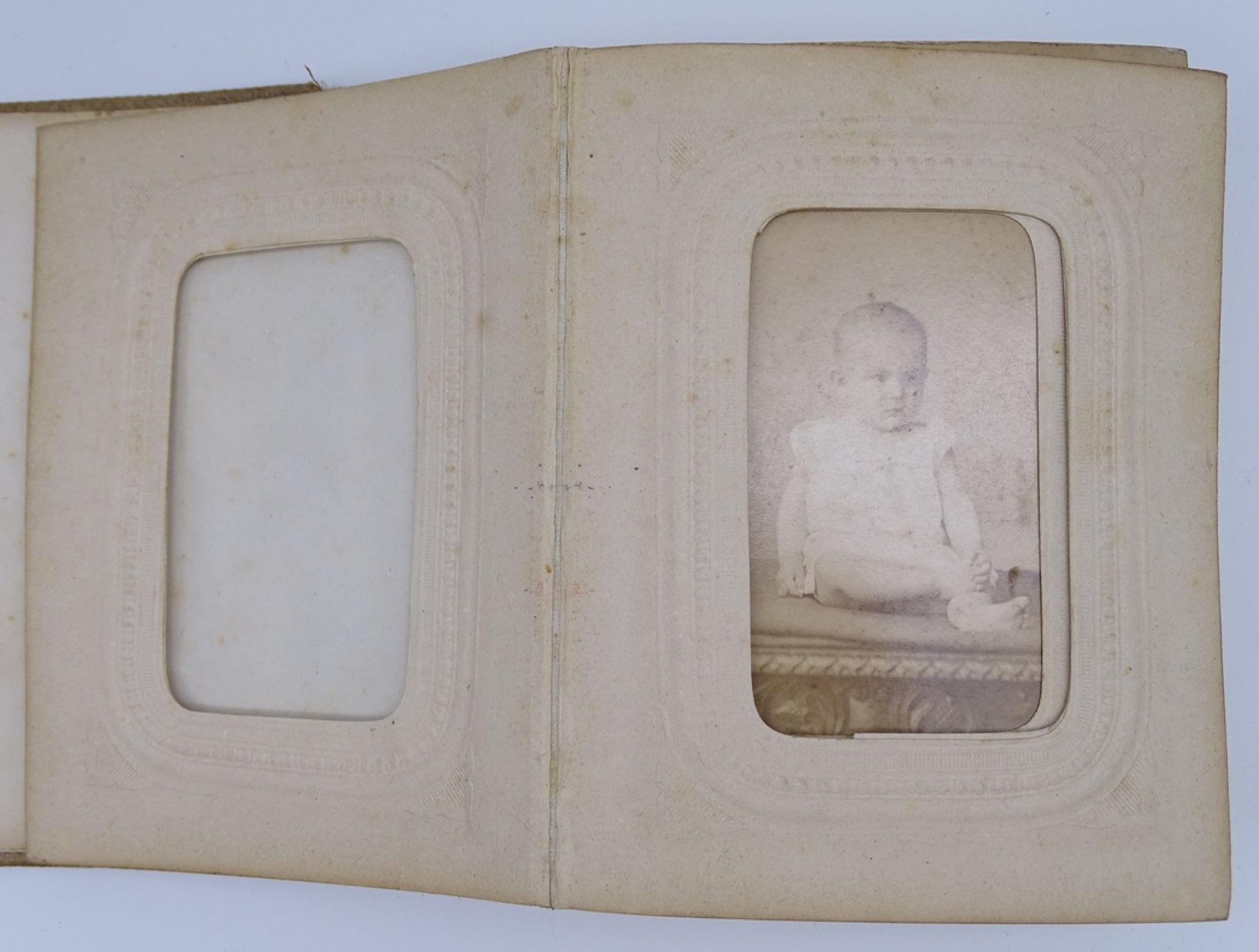 Fotoalbum, um 1900, mit 37 Porträtaufnahmen, ca. 12 x 15 x 5,5 cm, mit Altersspuren, Einband lose - Bild 3 aus 14