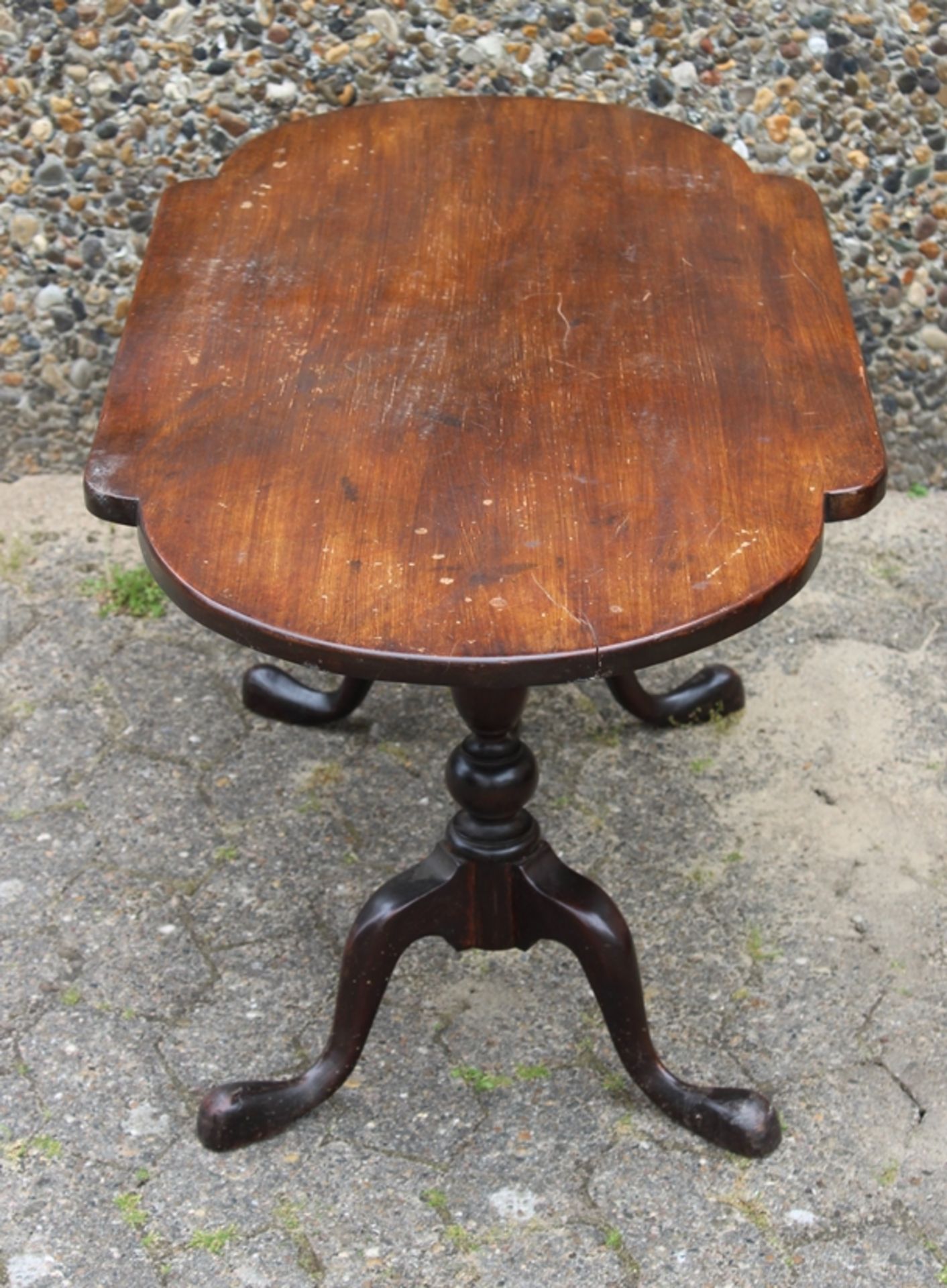 ovaler Tisch um 1900, Alters-u. Gebrauchsspuren, 1x Leimstelle gelöst, H-51cm B-108cm T-54,5cm. - Bild 4 aus 6