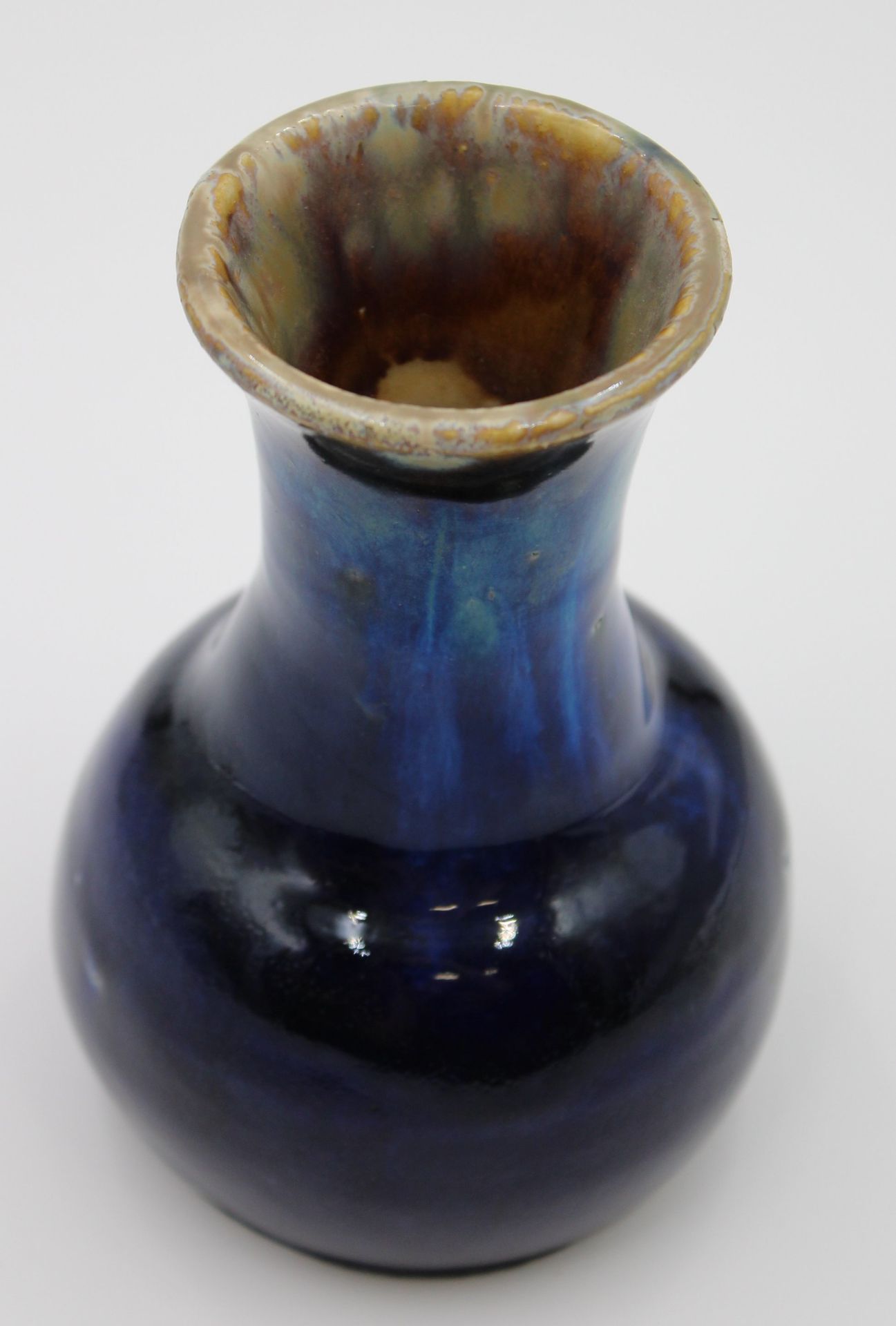 Vase, grauer Scherben blau glasiert, gemarkt "Sächsische Kunsttöpferei", oberer Rand mit Glasurabpl - Bild 2 aus 5