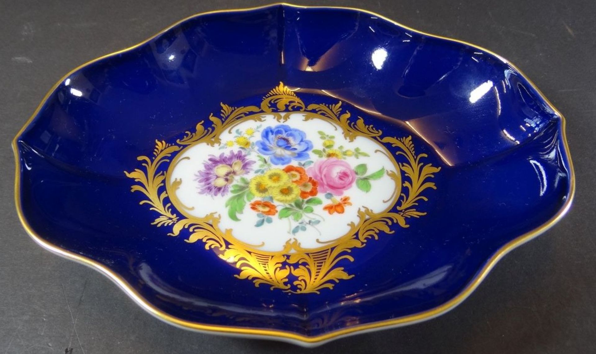 ovale kleine Prunkschale "Meissen" kobalt mit gold und Blumen, 19x14,5 cm, Schwerter durchschliffen - Bild 2 aus 3