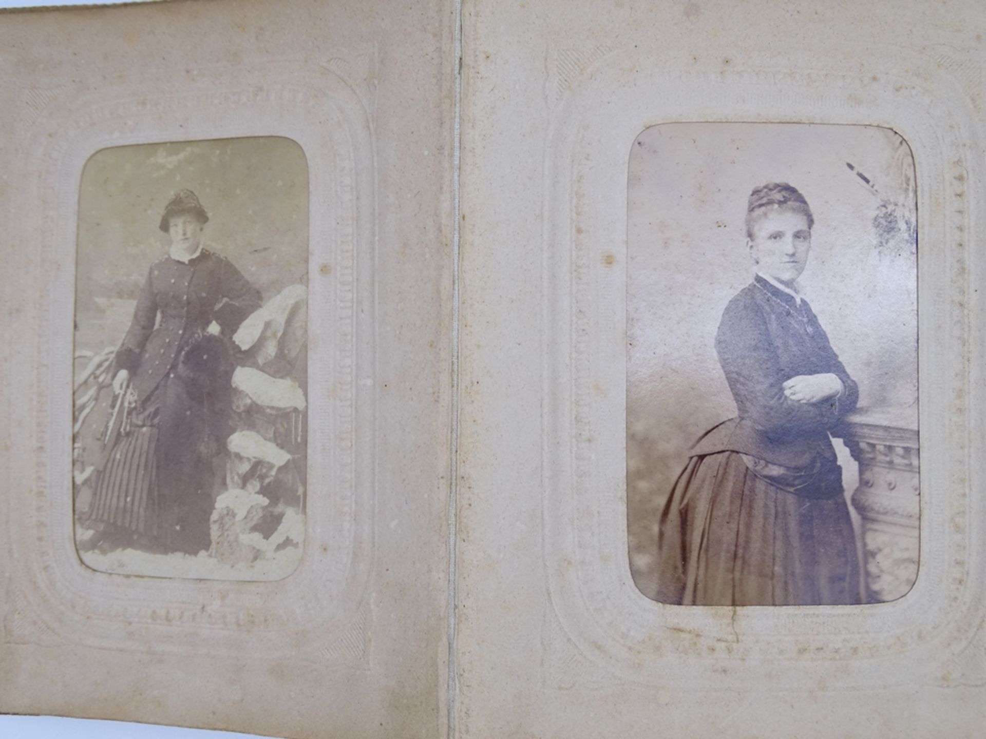 Fotoalbum, um 1900, mit 37 Porträtaufnahmen, ca. 12 x 15 x 5,5 cm, mit Altersspuren, Einband lose - Bild 4 aus 14