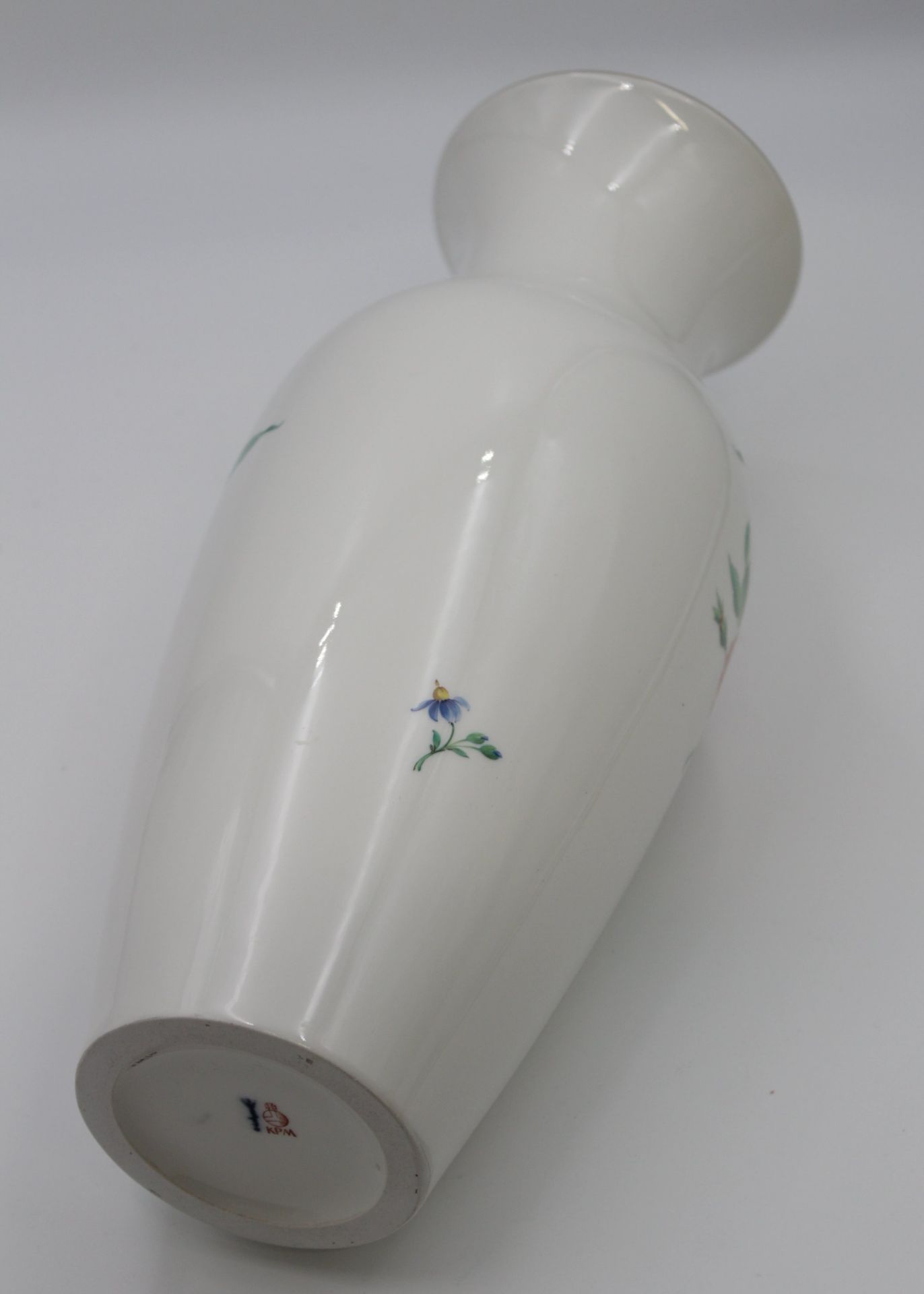 hohe Vase, KPM Berlin, Szepter u. Reichsapfel, Blumenbemalung, H-40cm. - Bild 4 aus 5