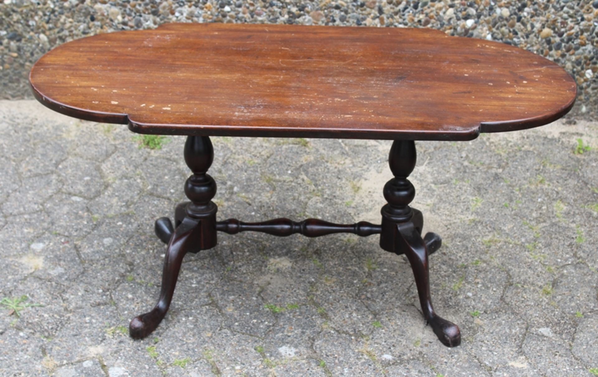 ovaler Tisch um 1900, Alters-u. Gebrauchsspuren, 1x Leimstelle gelöst, H-51cm B-108cm T-54,5cm.