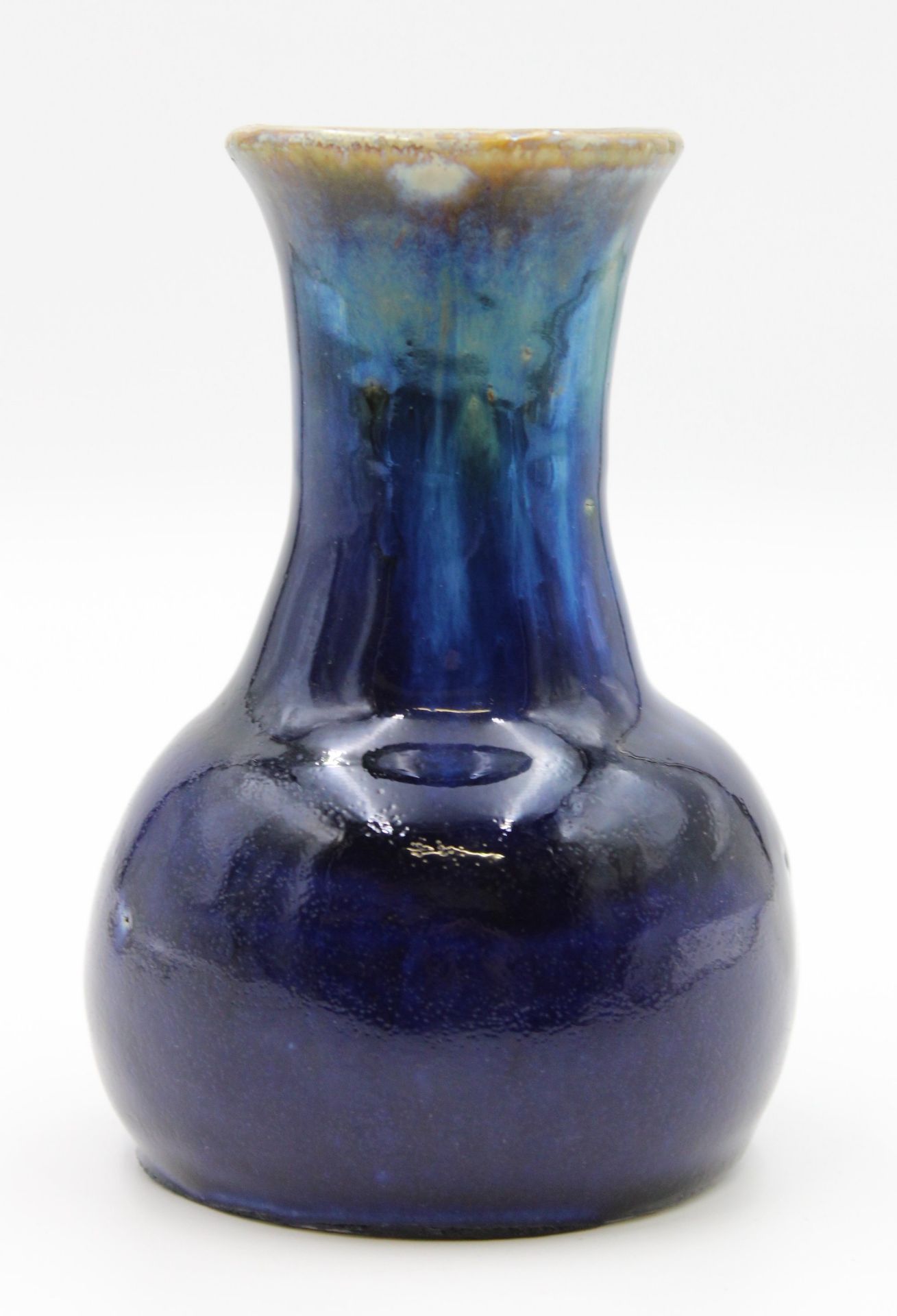 Vase, grauer Scherben blau glasiert, gemarkt "Sächsische Kunsttöpferei", oberer Rand mit Glasurabpl