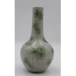 Keulenvase, wohl Japan, Craqueléedekor mit floraler Bemalung, Standring bestossen, H-22,5cm.