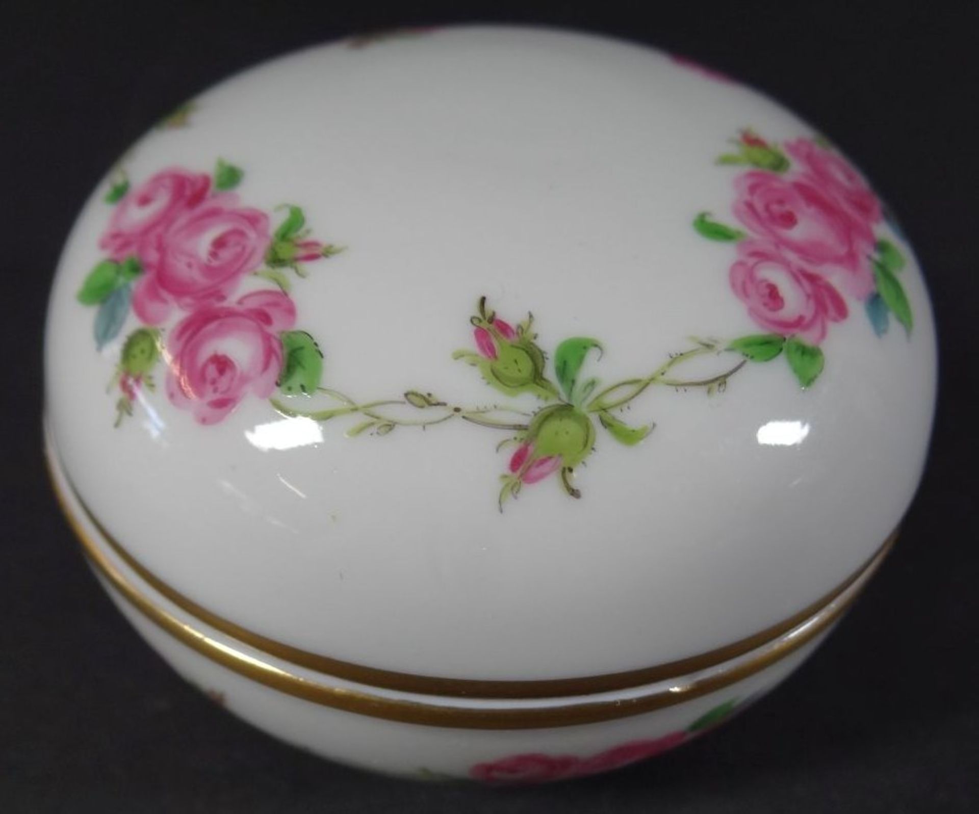 Deckeldose "Meissen" Rote Rosen, Schwerter durchschliffen, H-5 cm, D-7,5 cm - Bild 5 aus 5