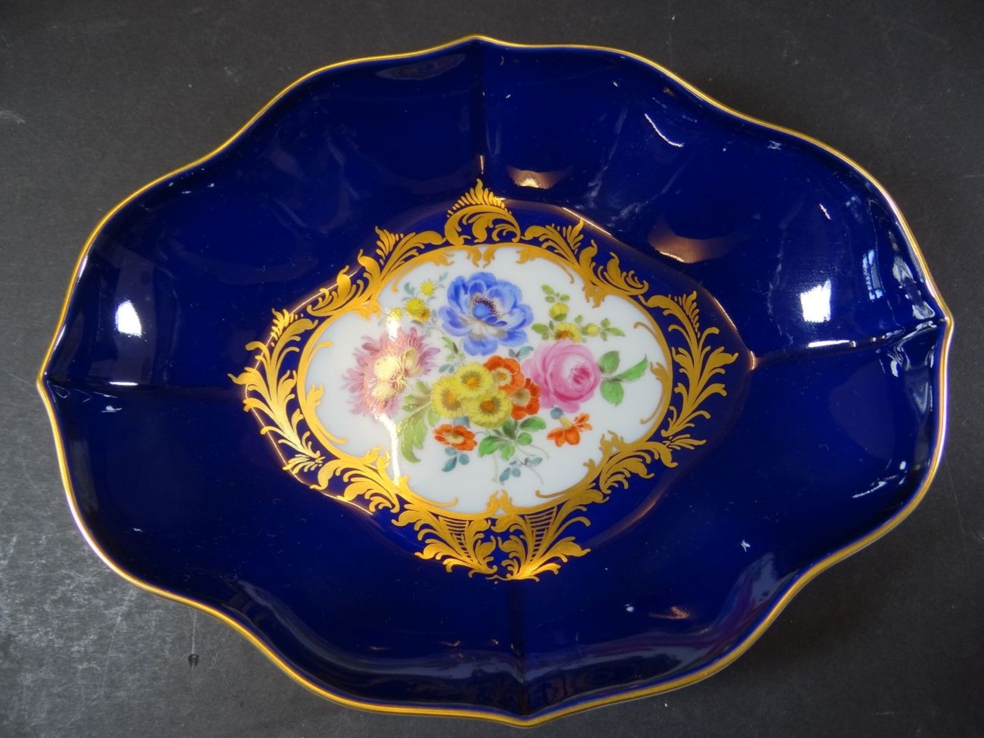 ovale kleine Prunkschale "Meissen" kobalt mit gold und Blumen, 19x14,5 cm, Schwerter durchschliffen