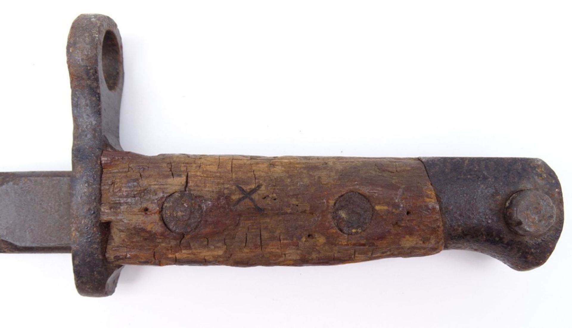 Altes Bajonett mit Holzgriff, L. 56, starke Altersspuren - Bild 4 aus 6