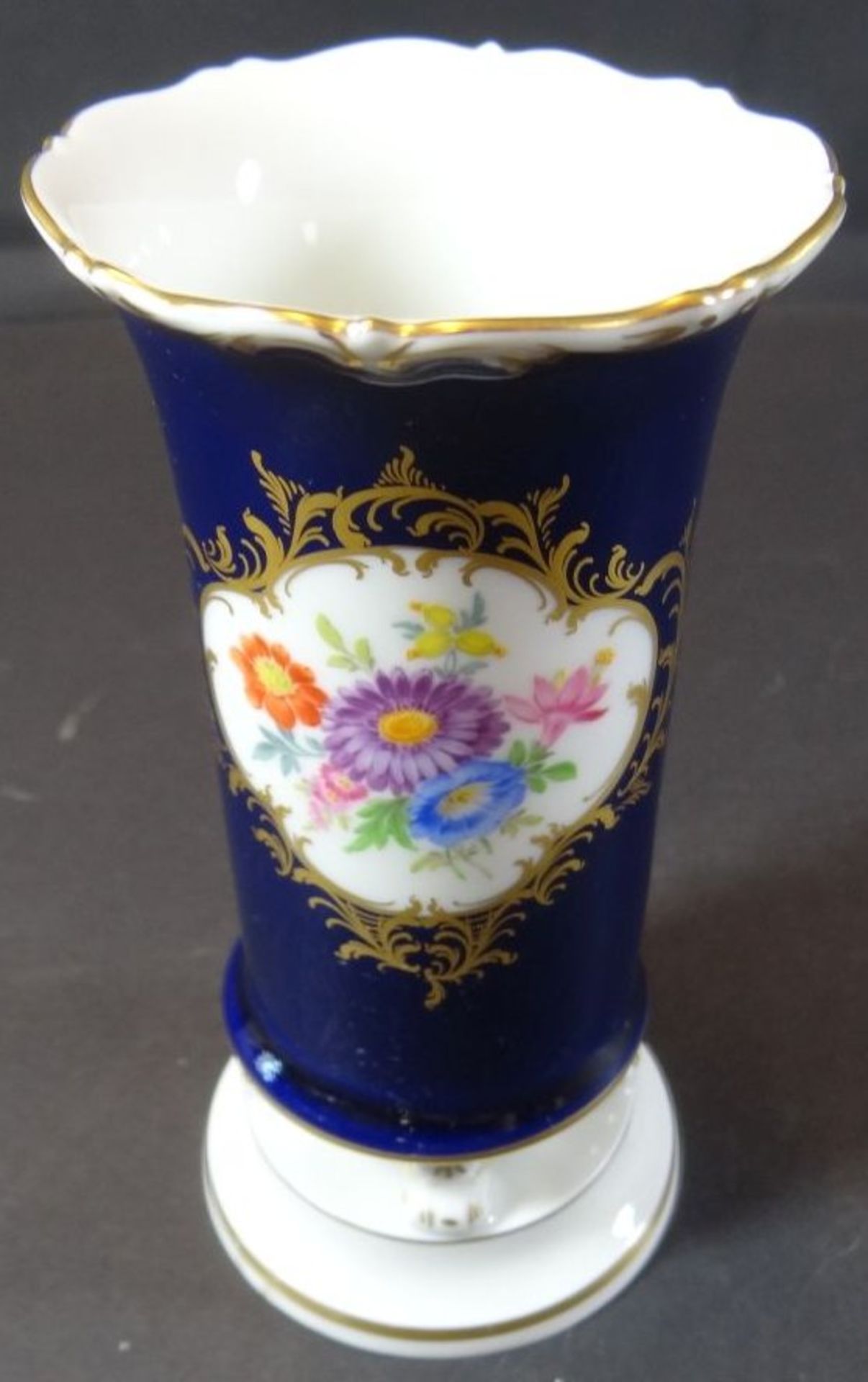 kl. Orunkvase "Meissen" Kobalt mit Blumenbouquet, H-14 cm, D-7 cm, am Stand kl. Klebestelle, 1.Wahl - Bild 5 aus 6