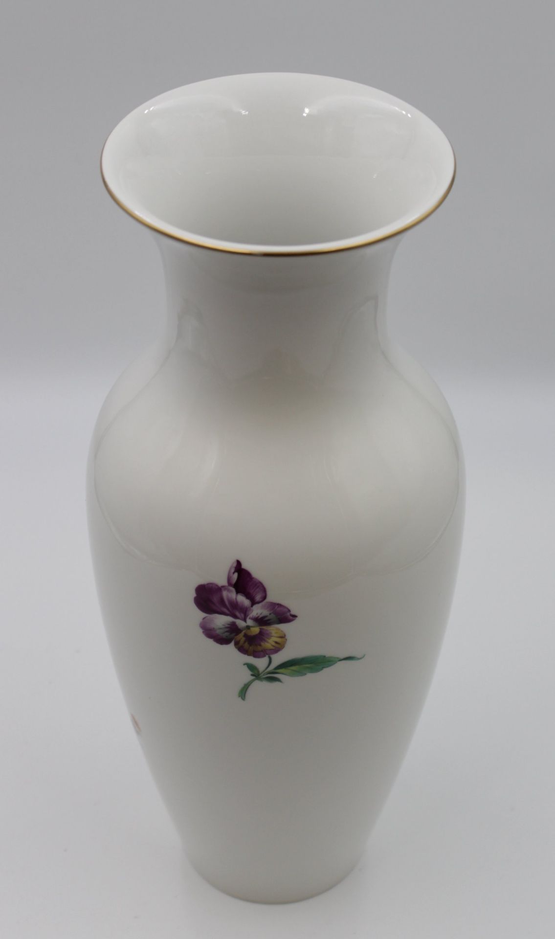 hohe Vase, KPM Berlin, Szepter u. Reichsapfel, Blumenbemalung, H-40cm. - Bild 3 aus 5