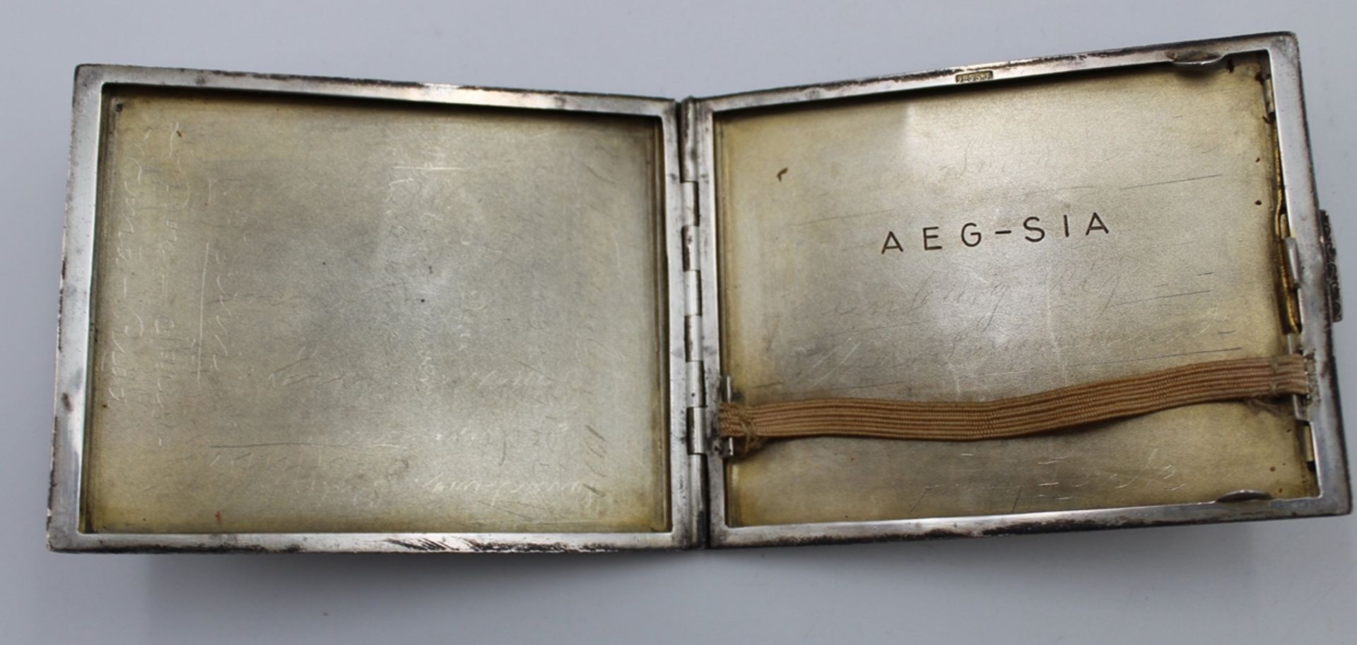 Zigaretten-Etui, 925er Silber, innen Gravur "AEG-SIA" und undeutl. Ritzgravuren, 123gr., ungeputzte - Bild 3 aus 6