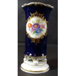 kl. Orunkvase "Meissen" Kobalt mit Blumenbouquet, H-14 cm, D-7 cm, am Stand kl. Klebestelle, 1.Wahl