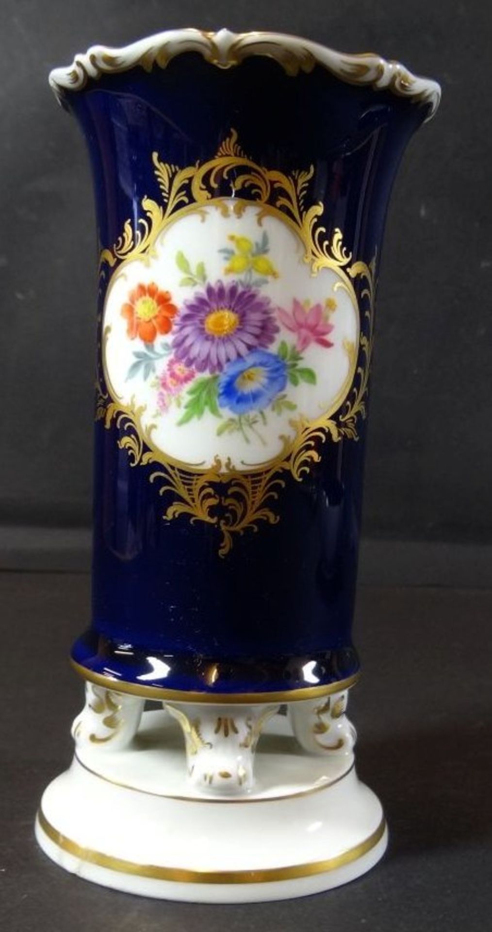 kl. Orunkvase "Meissen" Kobalt mit Blumenbouquet, H-14 cm, D-7 cm, am Stand kl. Klebestelle, 1.Wahl