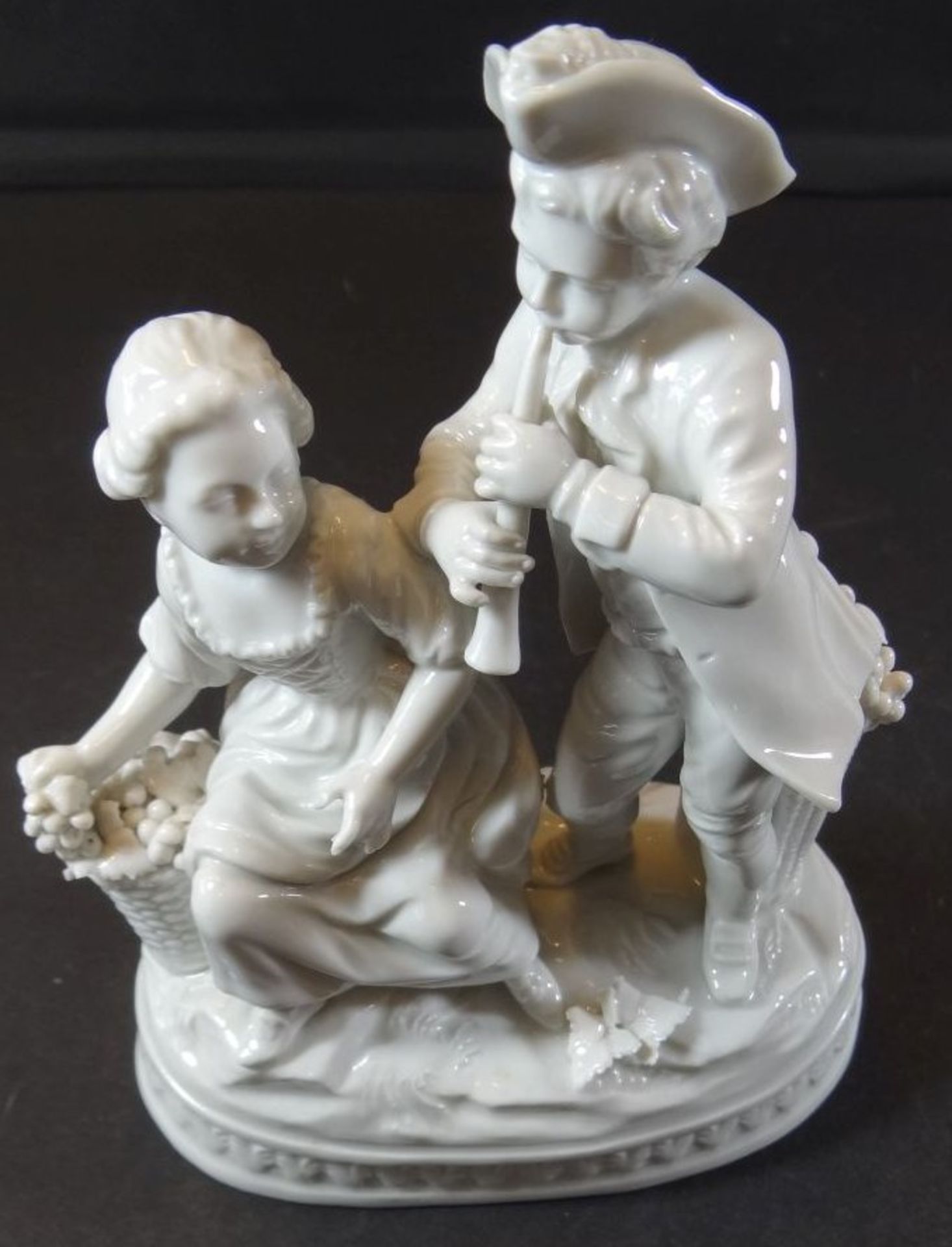 Junges Paar mit Flöte und Traubenkorb "Dresden"Potschappel, weiss, H-17 cm, B-14 cm - Bild 4 aus 5