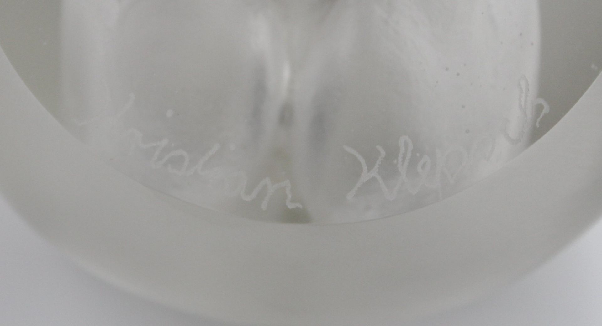 kugelförmige Plastik , Schutz des ungeborenen Lebens, signiert Kristian Klepsch, farbloses Glas, fo - Bild 2 aus 3