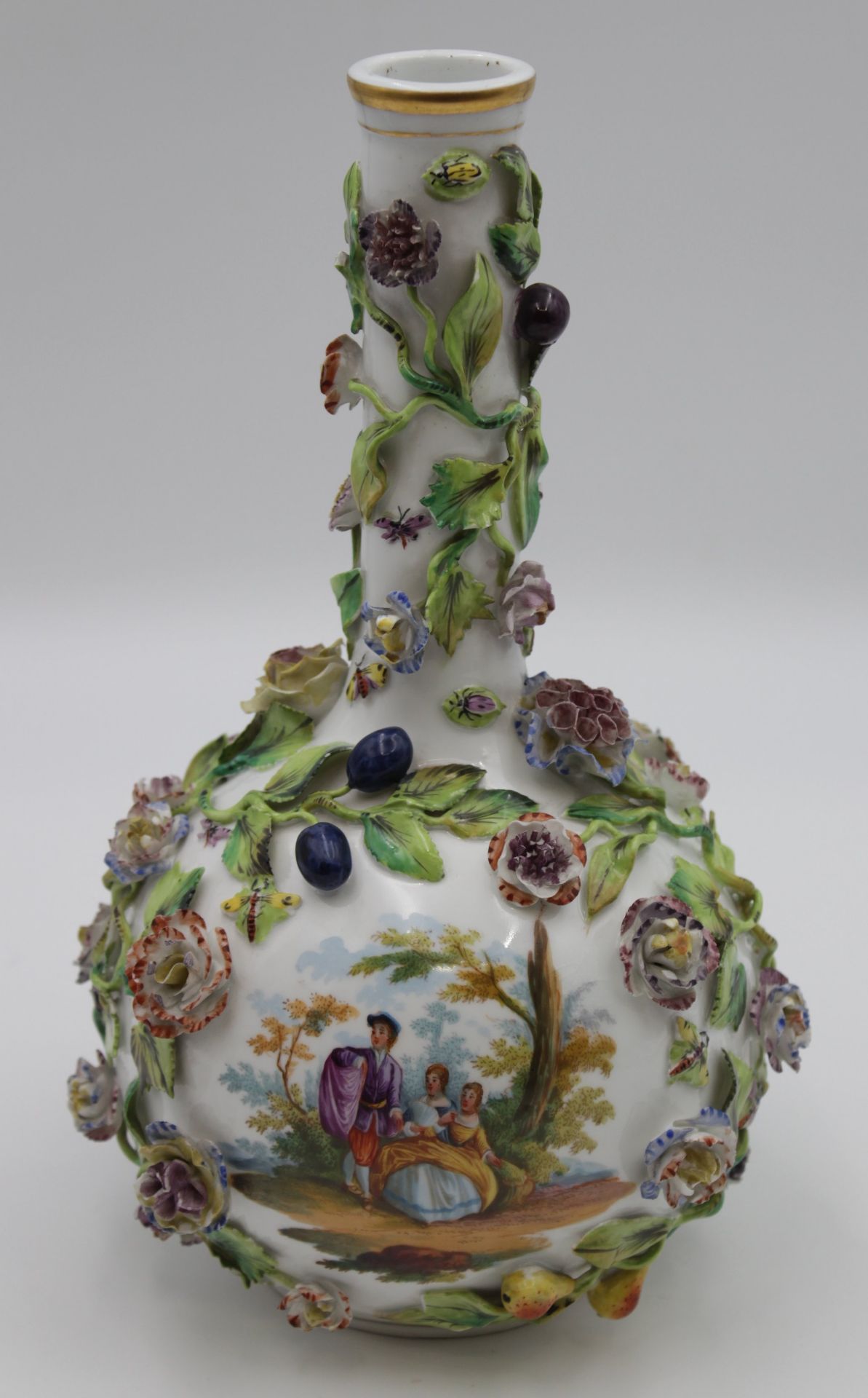 schöne Vase mit aufgesetzten Blüten und Früchten, Watteau-Szene, gemarkt, Blüten teilw. bestossen, - Image 3 of 7