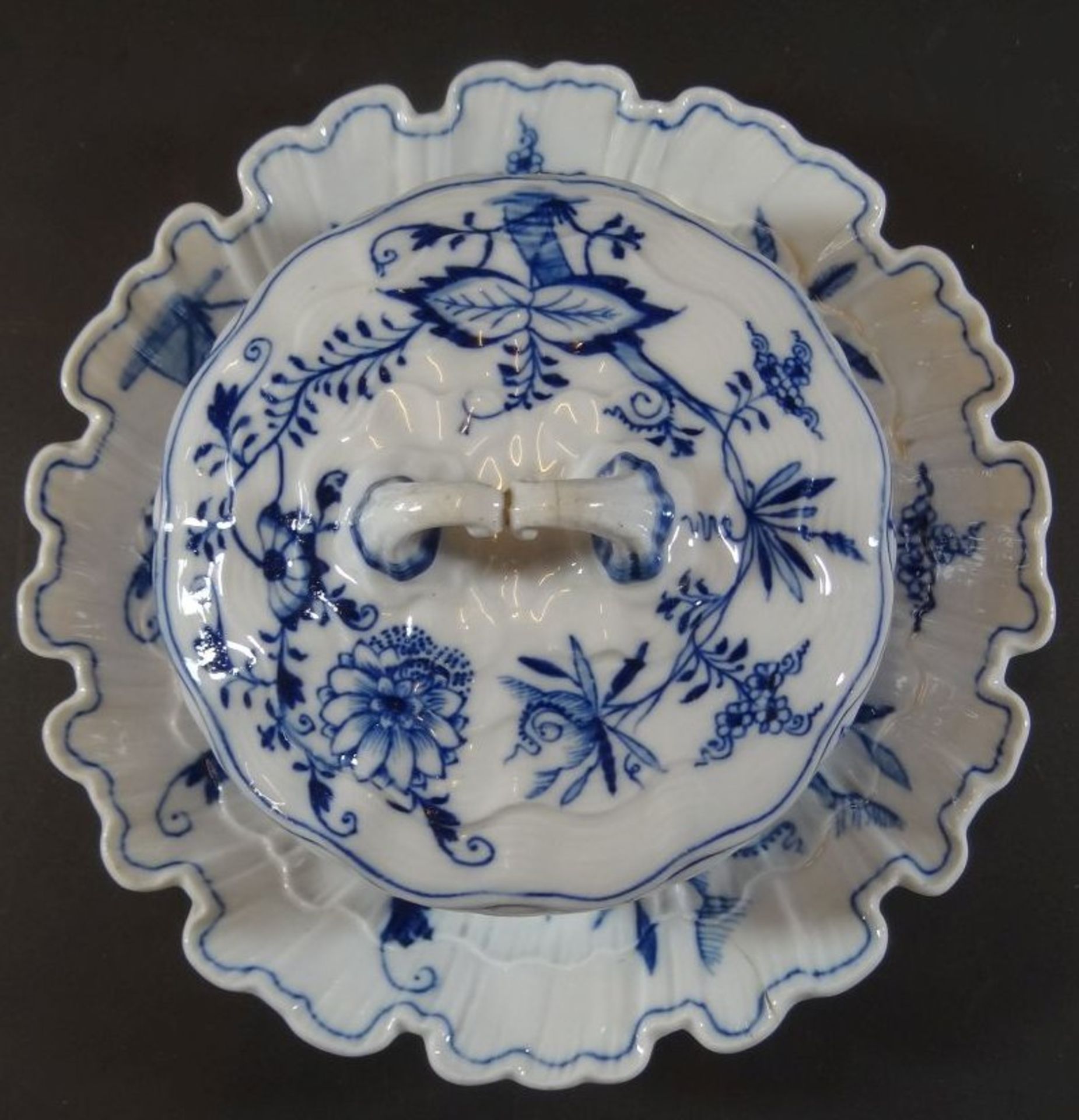 gr. Butterglocke "Meissen" Zwiebelmuster, 2x altrissig bzw. geklebt, , Standring Unterseite mit  Ch - Bild 3 aus 9