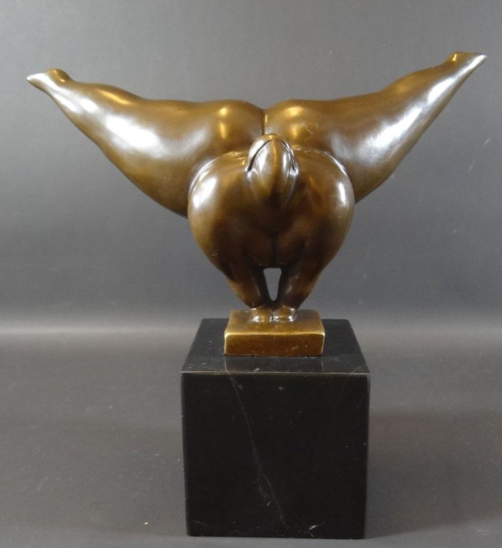 Milo "Bodenturnerin" Bronze auf Marmor, H-22 cm, B-23 cm