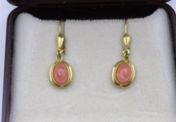 Paar Gold Ohrhänger mit Rhodochrosit Cabochons,GG 0.333, L. 2,8cm, 1,7g. (wird ohne Schachtel verka