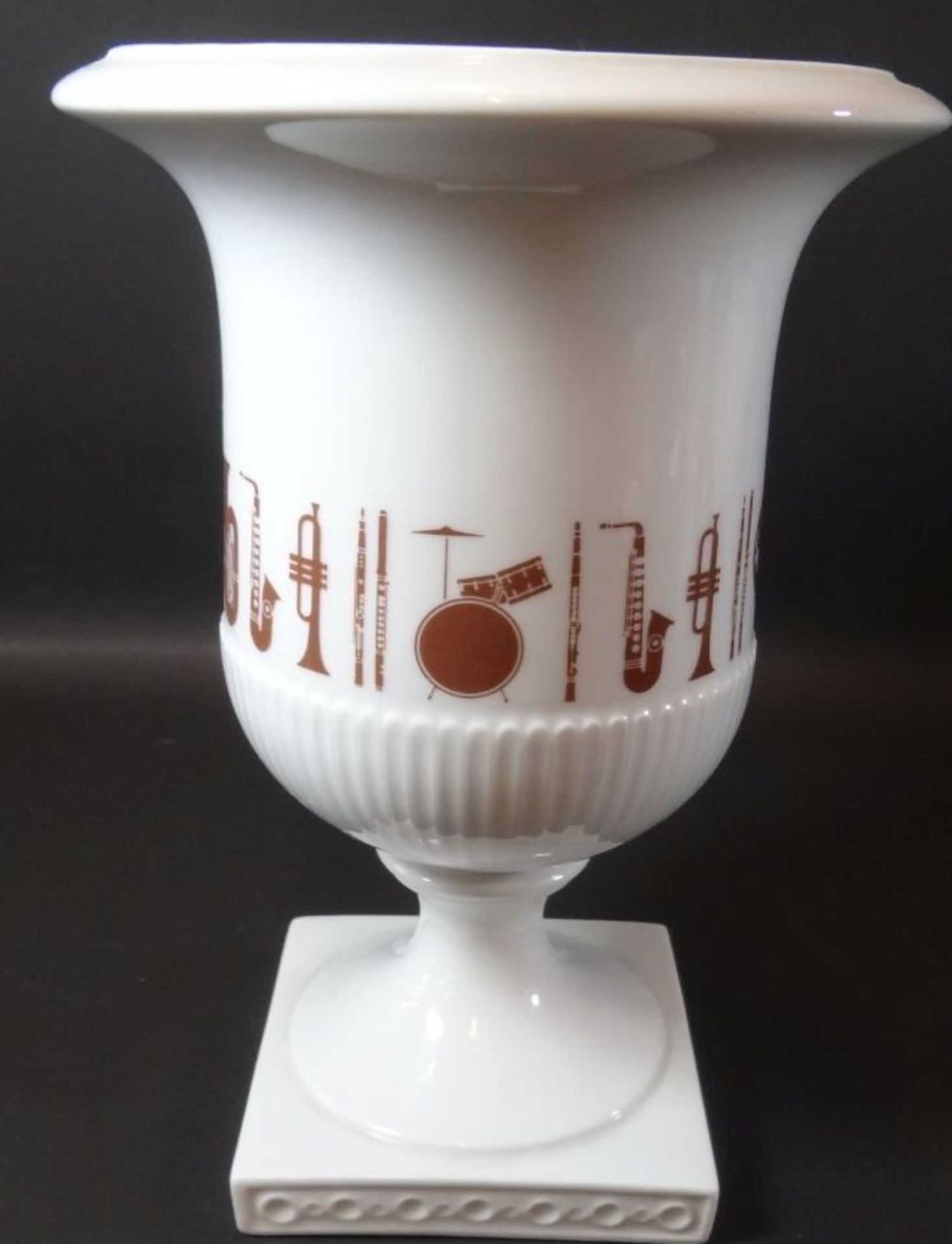 Vase auf Stand "Fürstenberg" umlaufend Musikinstrumente, H-21 cm - Bild 2 aus 6