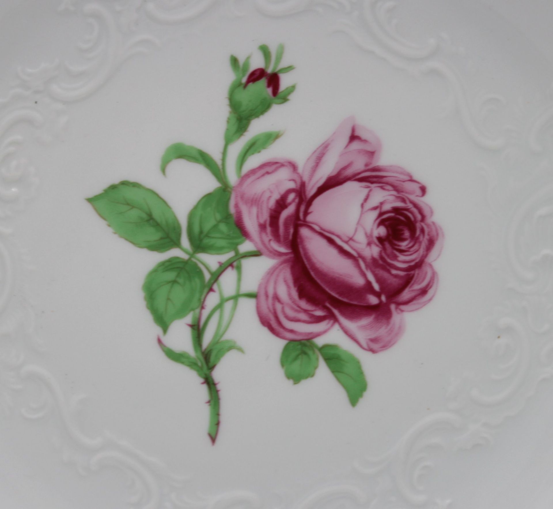 gr. Zierteller, Fürstenberg, reliefiert, Rote Rose, H-5,2cm D-30,7cm. - Image 2 of 4