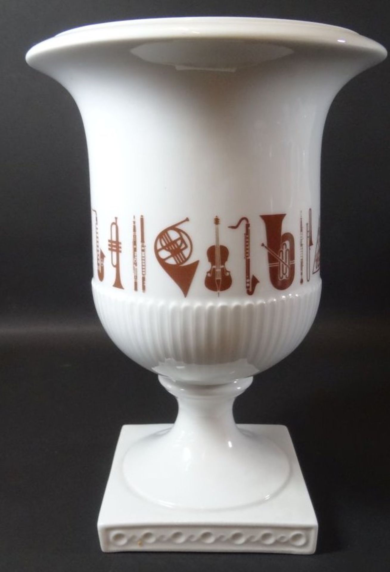 Vase auf Stand "Fürstenberg" umlaufend Musikinstrumente, H-21 cm - Bild 3 aus 6