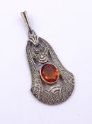Art Deco Anhänger mit einen Farbstein,Silber 835, L. 4,3cm, 3,8g.