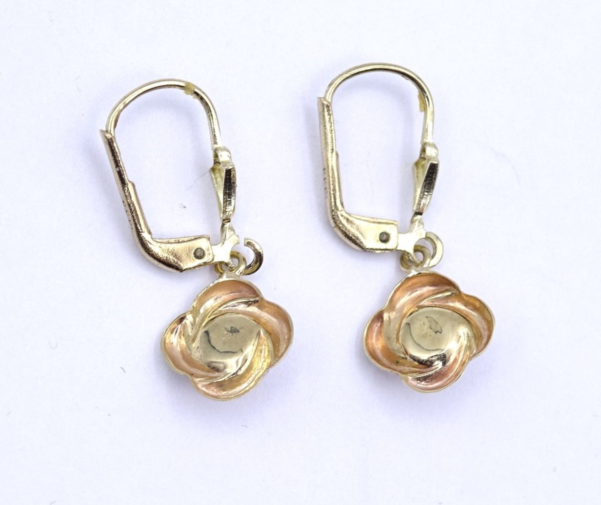 Paar Gold Ohrringe mit Koralle, GG 0.333, L. 2,7cm, 1,3g. - Bild 3 aus 3