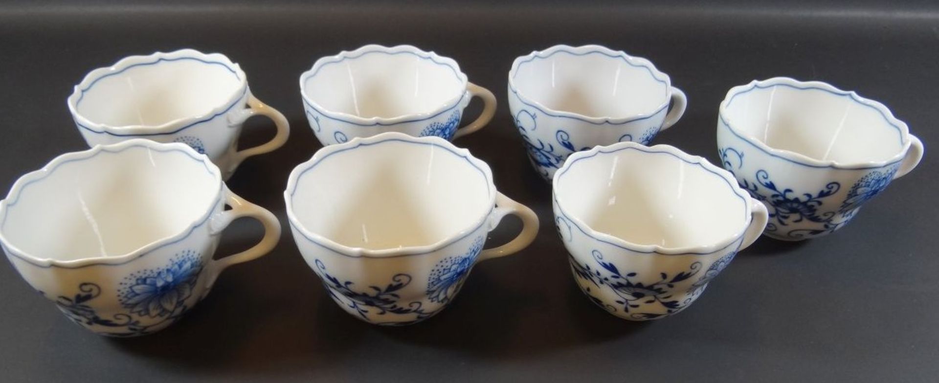 6x Kaffeetassen "Meissen" Zwiebelmuster, alle 1.Wahl, dazu  Tasse 2.Wahl und Chip