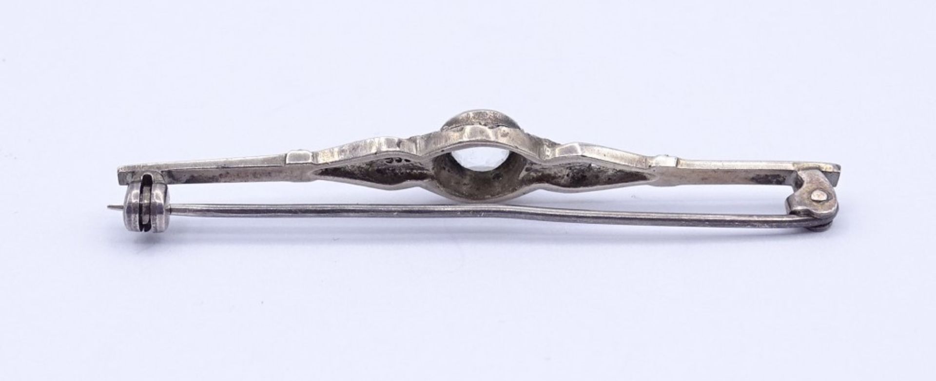 935er Silber Brosche mit einen rund facc. klaren Stein, L. 5,5cm, 3,8g. - Bild 4 aus 4