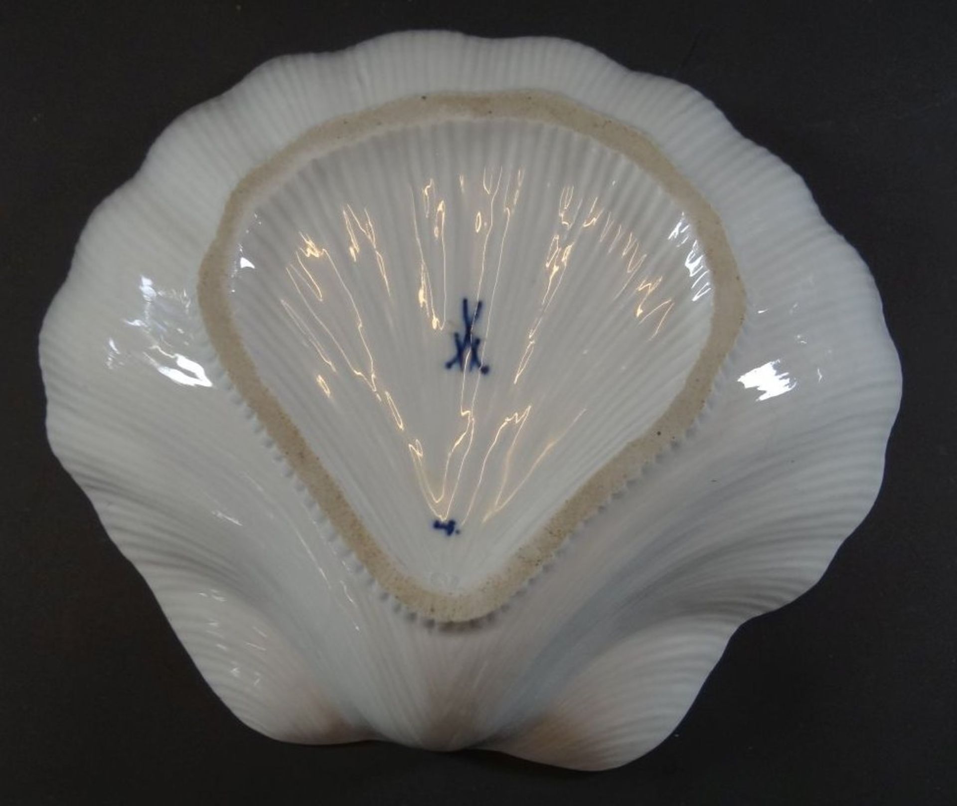 kl. Muschelschale "Meissen" Zwiebelmuster, 2.Wahl, Rand mehrfach bestossen, H-5 cm, 18x21 cm - Image 5 of 6