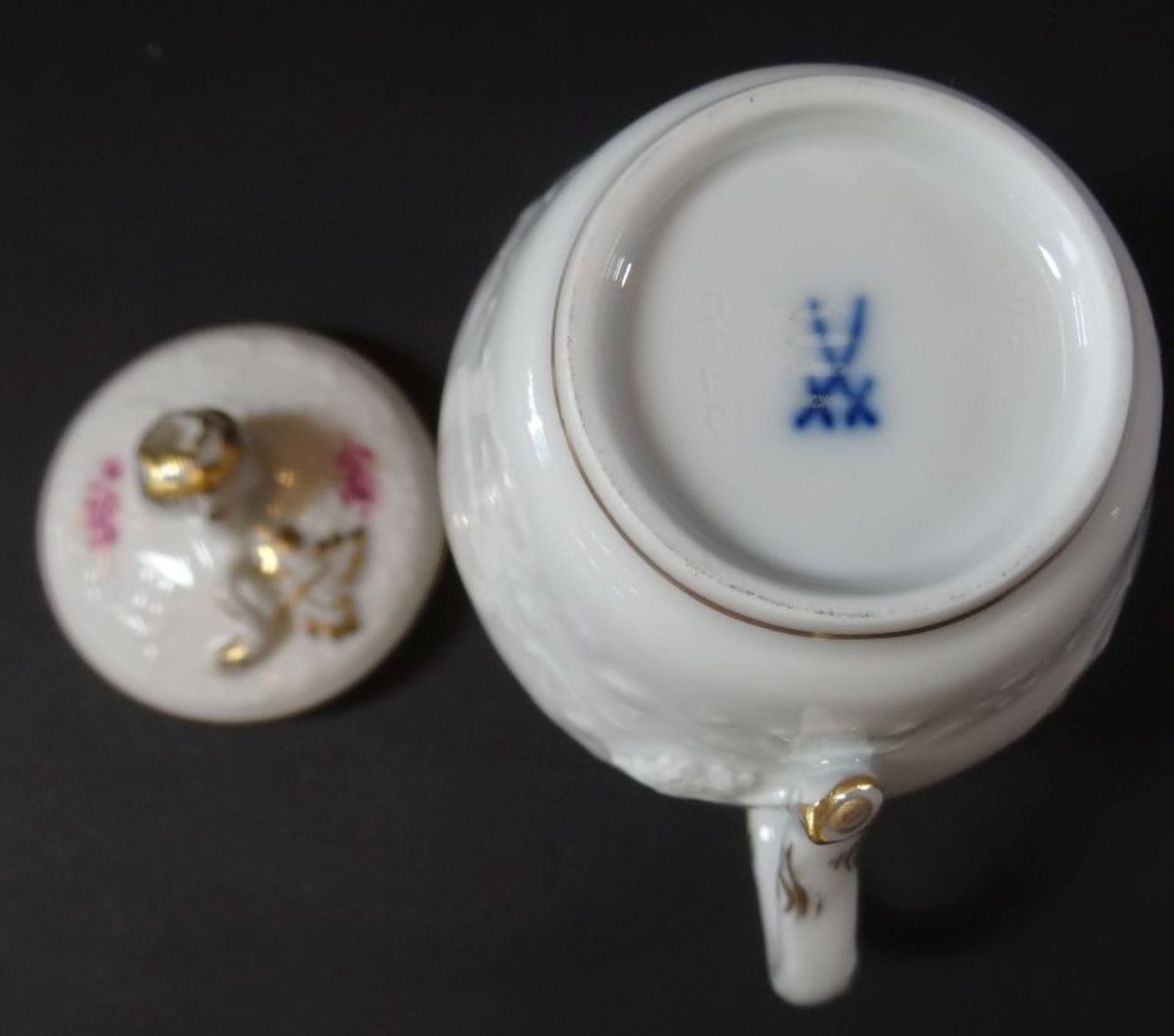 Sahnekännchen mit Deckel, Meissen, Schwertermarke mehrfach durchschliffen, H-9 cm - Bild 6 aus 7