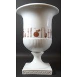 Vase auf Stand "Fürstenberg" umlaufend Musikinstrumente, H-21 cm