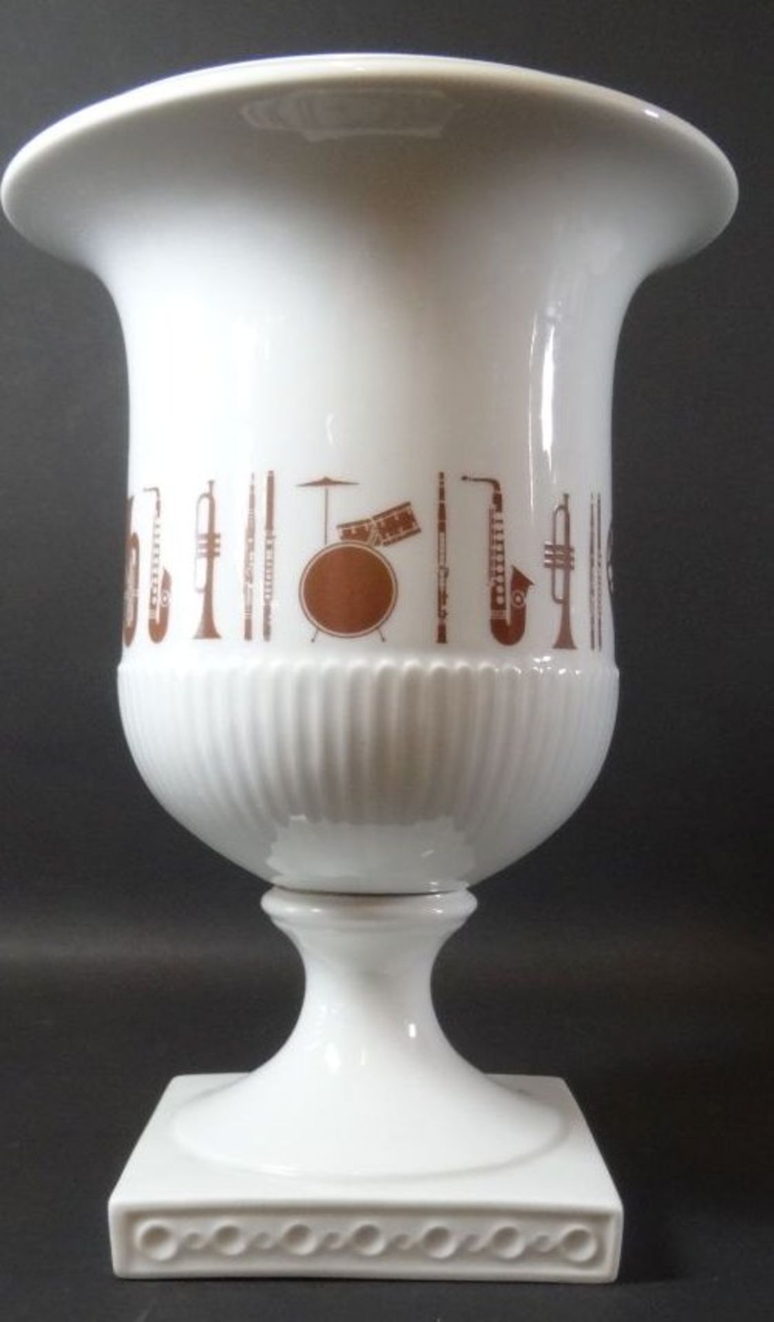 Vase auf Stand "Fürstenberg" umlaufend Musikinstrumente, H-21 cm