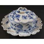 gr. Butterglocke "Meissen" Zwiebelmuster, 2x altrissig bzw. geklebt, , Standring Unterseite mit Ch