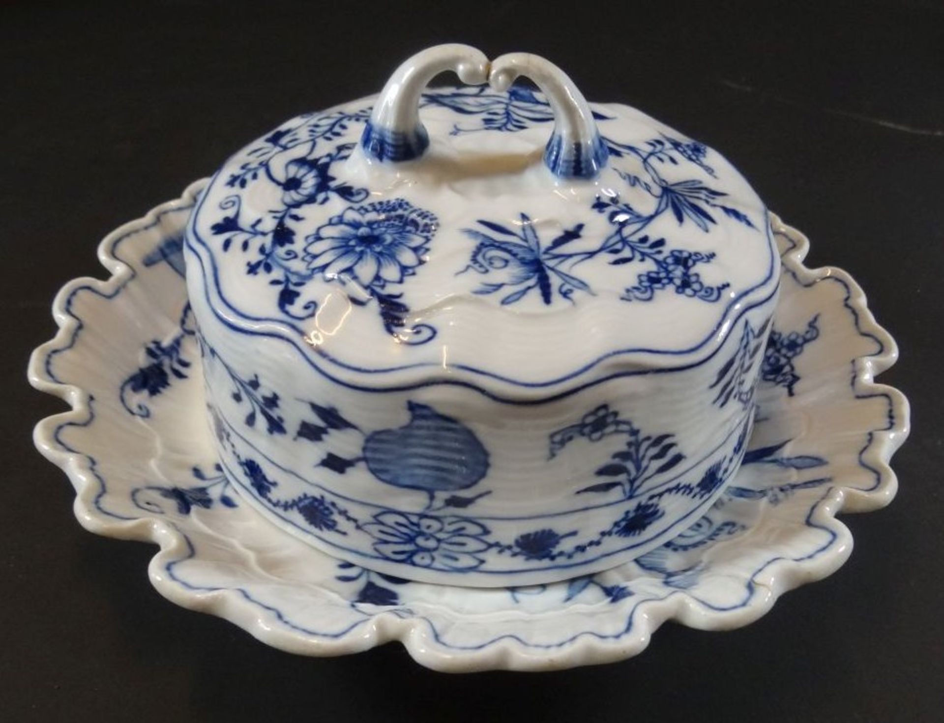 gr. Butterglocke "Meissen" Zwiebelmuster, 2x altrissig bzw. geklebt, , Standring Unterseite mit  Ch