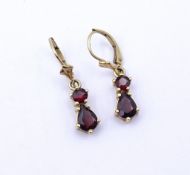 Paar Granat Gold Ohrhänger 0.333, L. 2,6cm, zus. 2,2g.