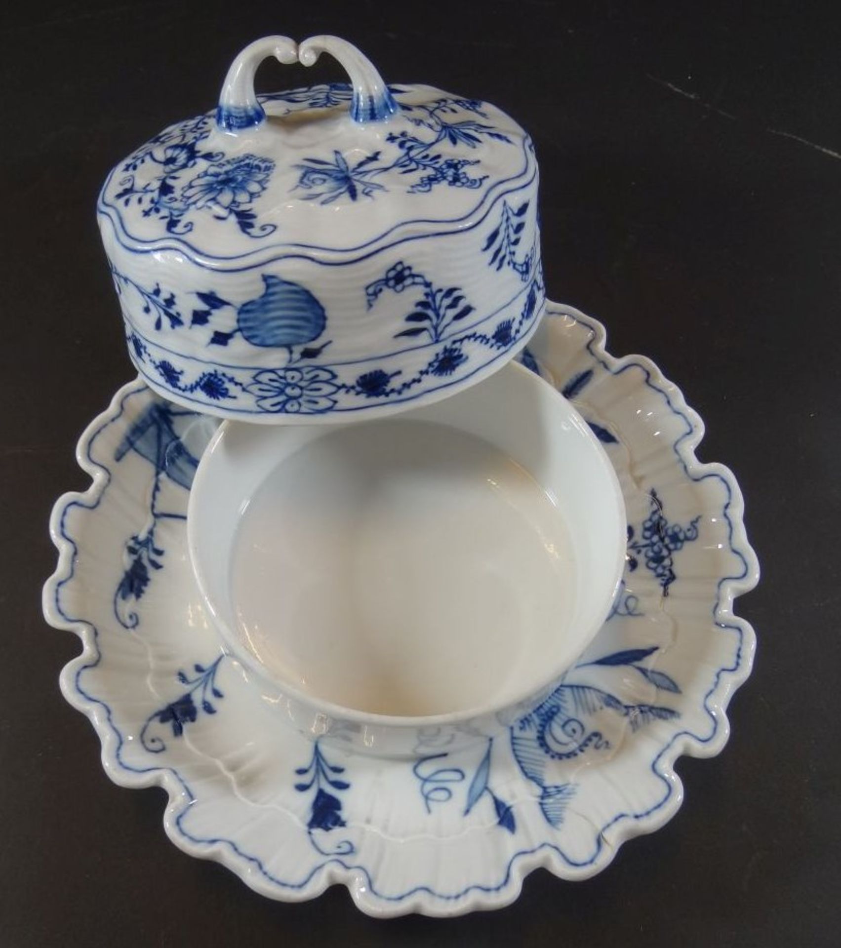 gr. Butterglocke "Meissen" Zwiebelmuster, 2x altrissig bzw. geklebt, , Standring Unterseite mit  Ch - Bild 2 aus 9